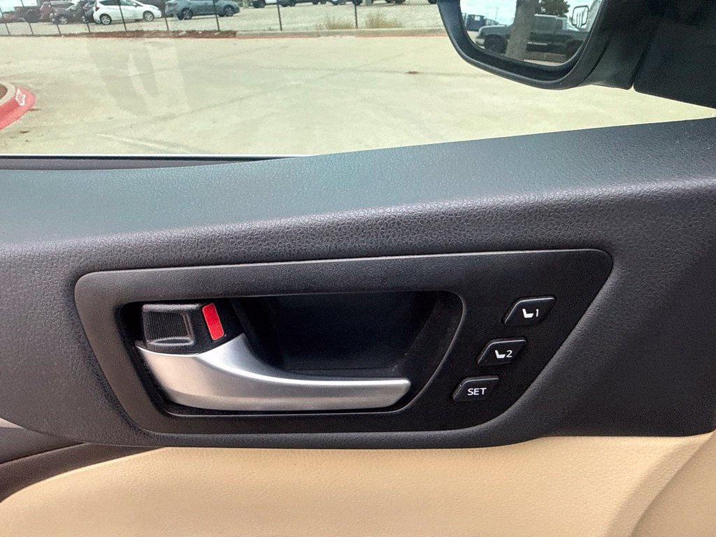 Used 2019 Toyota Highlander Limited FWD image 14