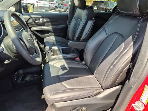 Used 2025 Chrysler Pacifica Select FWD image 25