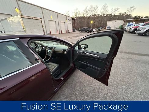 Used 2017 Ford Fusion SE w/ Fusion SE Technology Package image 21
