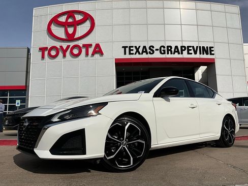 Used 2025 Nissan Altima 2.5 SR image 2