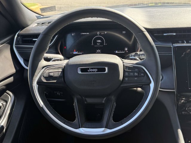 Used 2023 Jeep Grand Cherokee Altitude AWD/4WD image 15