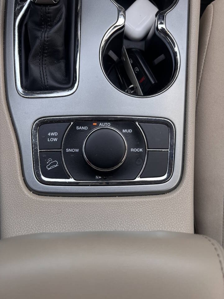 Used 2020 Jeep Grand Cherokee Laredo AWD/4WD image 25