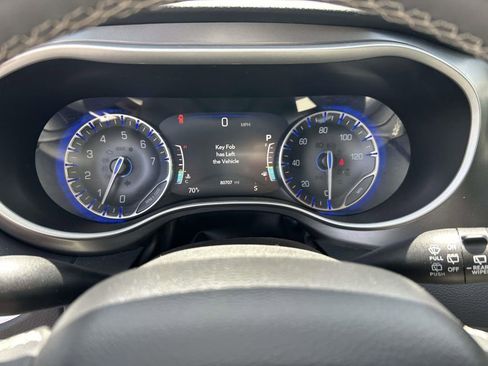 Used 2023 Chrysler Pacifica Touring-L FWD image 22