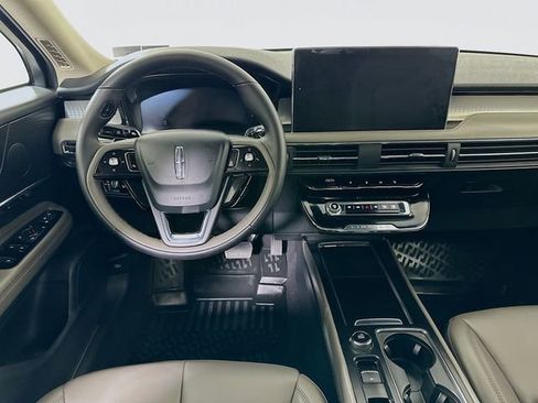 Used 2025 Lincoln Corsair AWD image 25