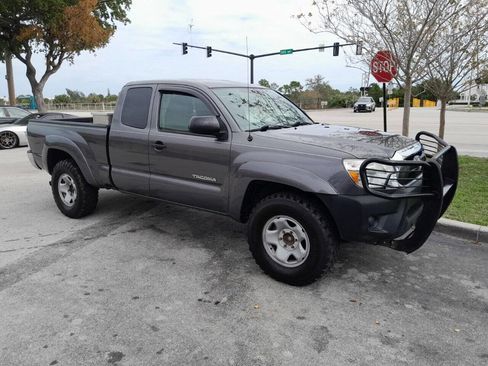 Used 2013 Toyota Tacoma PreRunner image 2