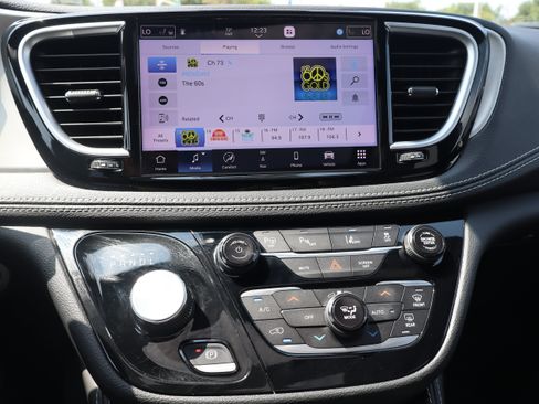 Used 2024 Chrysler Pacifica Premium FWD image 19