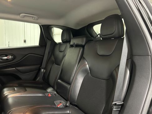 Used 2020 Jeep Cherokee Trailhawk image 30