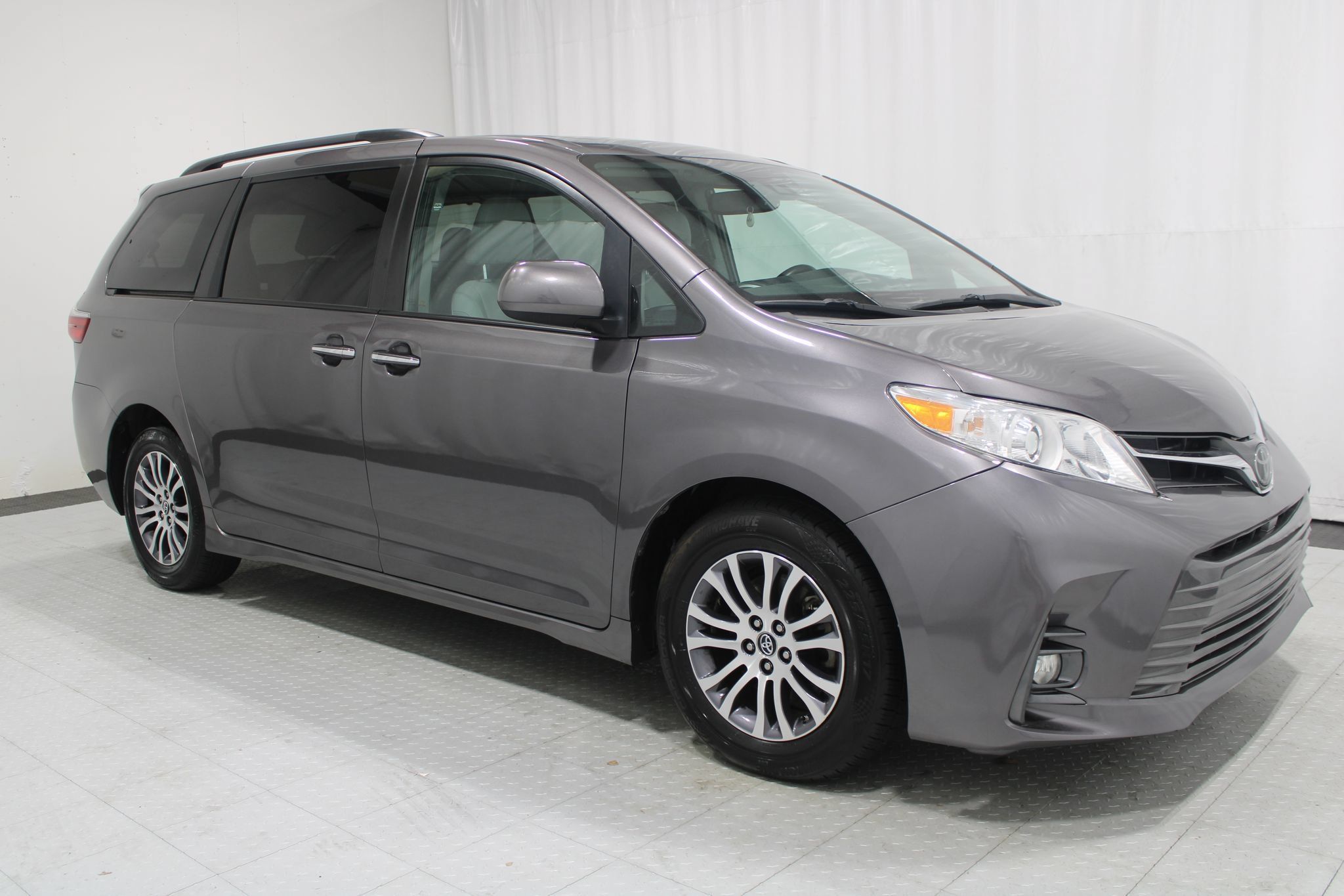 Used 2020 Toyota Sienna XLE w/ XLE Navigation Package FWD image 4