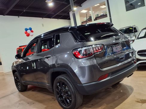 Used 2022 Jeep Compass Latitude w/ Convenience Group AWD/4WD image 4