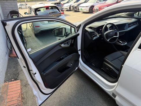 Used 2023 Audi Q4 e-tron Premium Plus w/ Premium Plus RWD image 9
