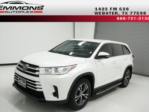 Used 2019 Toyota Highlander LE FWD image 1