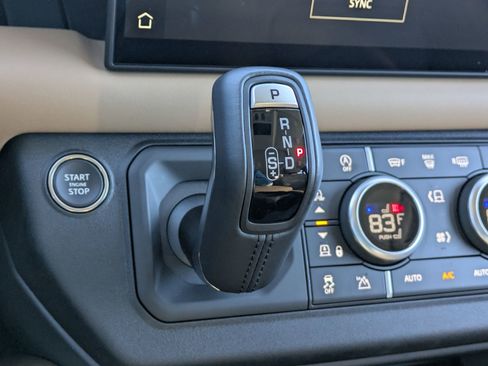 Used 2025 Land Rover Defender 110 X-Dynamic SE image 17