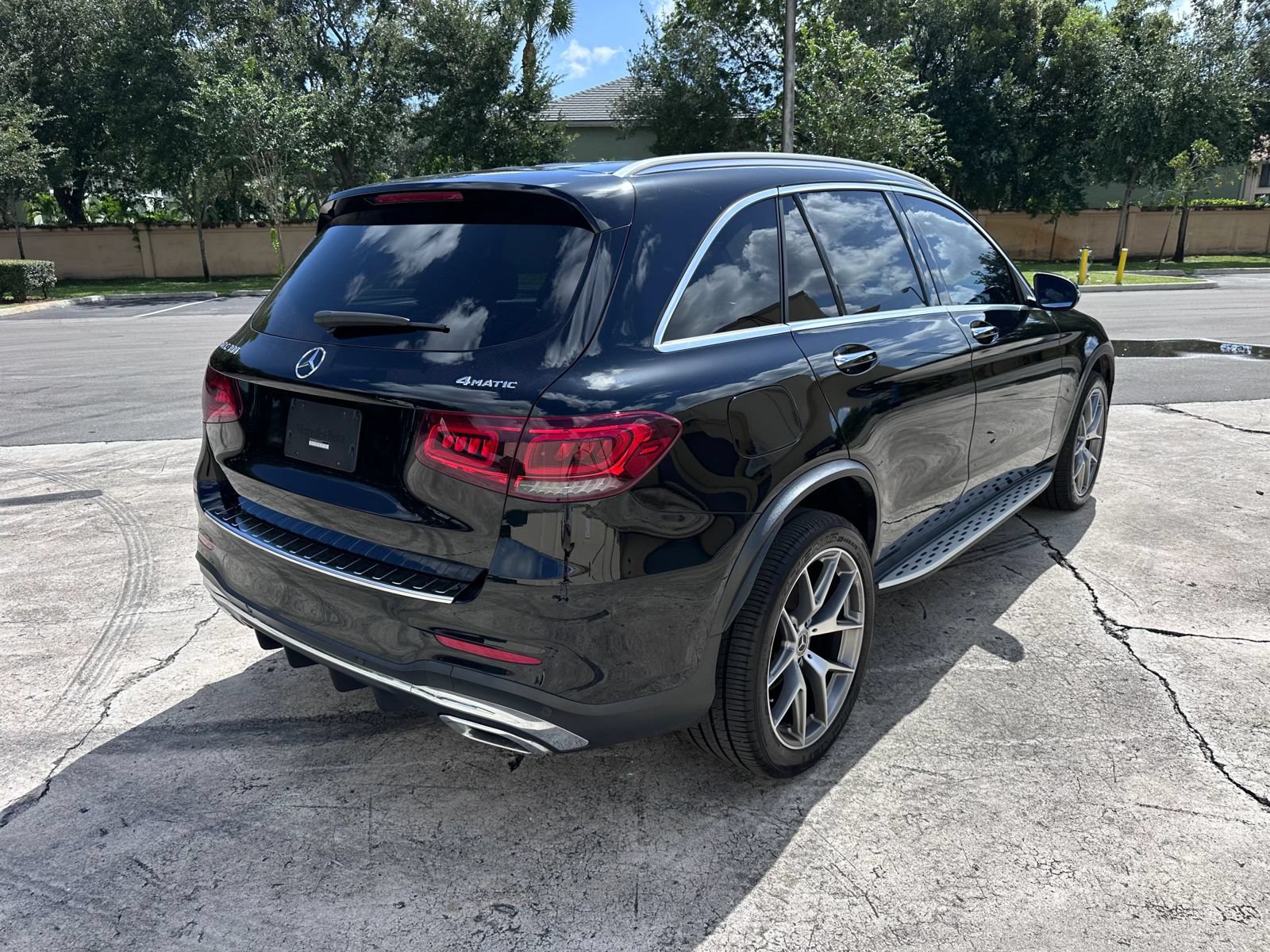 Used 2021 Mercedes-Benz GLC 300 4MATIC w/ AMG Line image 5