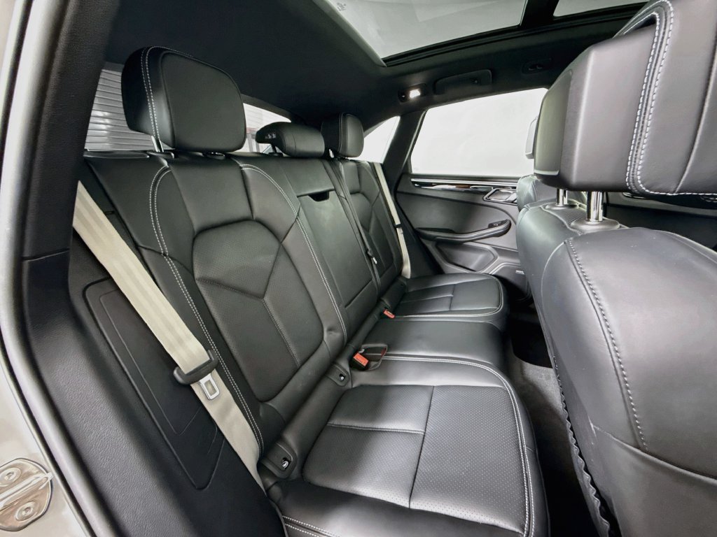 Certified 2024 Porsche Macan S AWD/4WD image 27