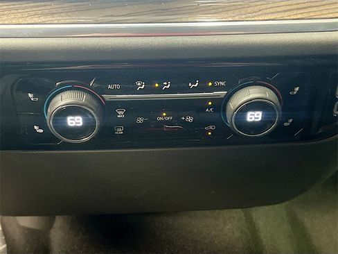 Used 2023 Chevrolet Silverado 1500 LT image 16