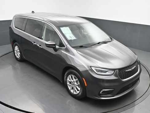 Used 2023 Chrysler Pacifica Touring-L FWD image 42