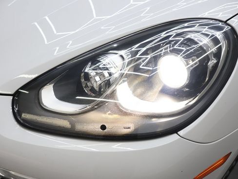 Used 2018 Porsche Cayenne w/ Premium Package AWD/4WD image 33