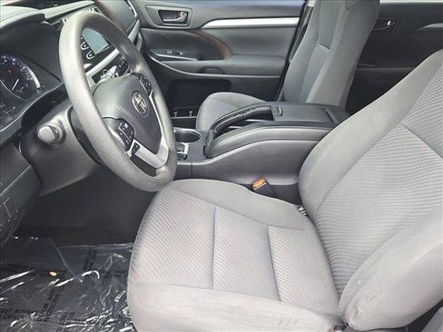 Used 2019 Toyota Highlander LE FWD image 15