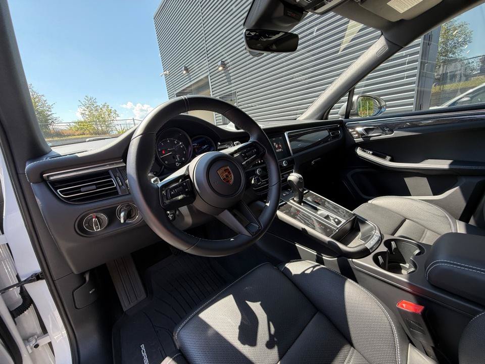 Certified 2026 Porsche Macan Turbo AWD/4WD image 4