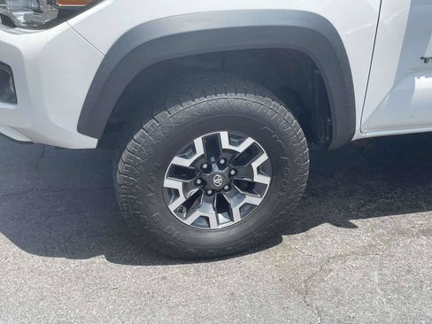 Used 2017 Toyota Tacoma TRD Off-Road w/ Premium & Technology Package AWD/4WD image 11