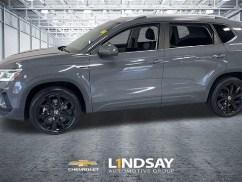 Used 2022 Volkswagen Taos SEL w/ Panoramic Sunroof Package FWD image 6