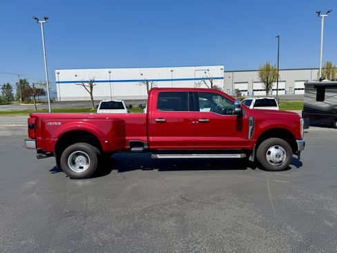 Used 2023 Ford F350 Lariat w/ Chrome Package AWD/4WD image 3