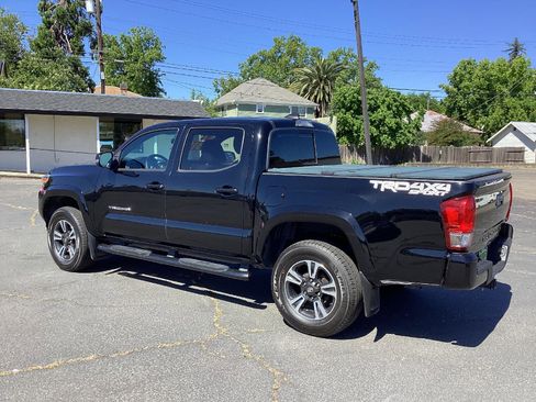 Used 2017 Toyota Tacoma TRD Sport w/ Premium & Technology Package AWD/4WD image 7