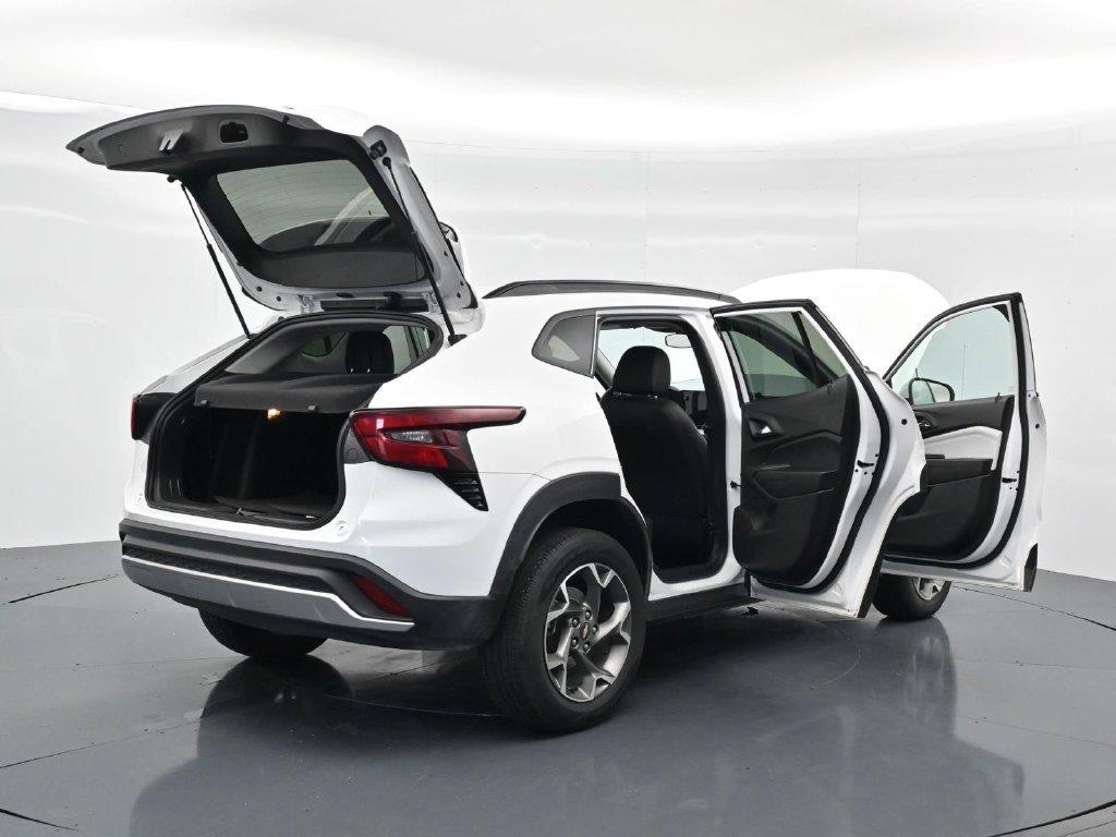 Used 2025 Chevrolet Trax LT FWD image 38