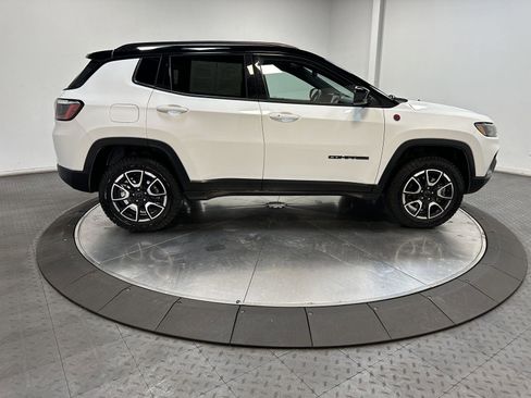 Used 2025 Jeep Compass Trailhawk AWD/4WD image 15