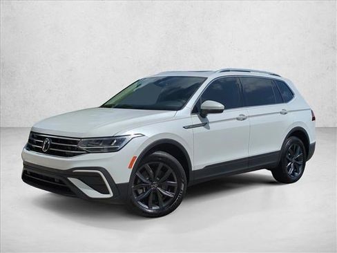Used 2023 Volkswagen Tiguan SE w/ Panoramic Sunroof Package FWD image 1