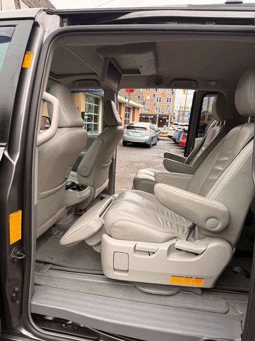 Used 2013 Toyota Sienna XLE w/ Premium Pkg AWD/4WD image 9