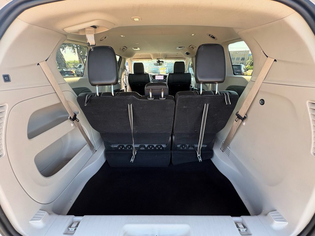 Used 2024 Chrysler Pacifica Touring-L FWD image 31