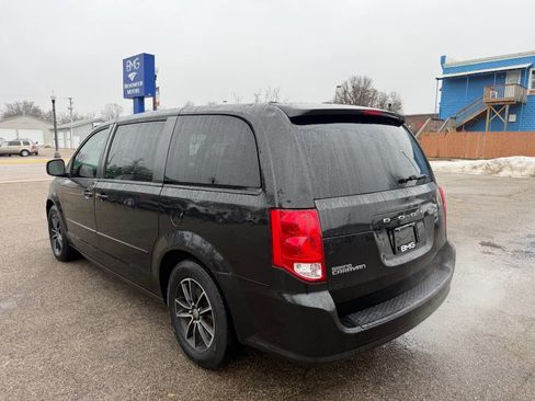 Used 2016 Dodge Grand Caravan SE image 3