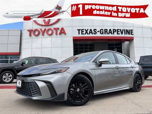 Used 2025 Toyota Camry SE image 1