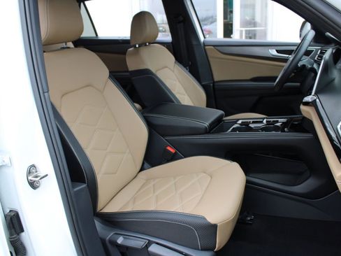 Certified 2024 Volkswagen Atlas Cross Sport SE image 25