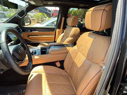Used 2025 Jeep Grand Wagoneer Series III w/ Rear Seat Video Group 1 AWD/4WD image 17
