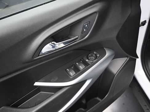 Used 2025 Chevrolet Trax LS image 24