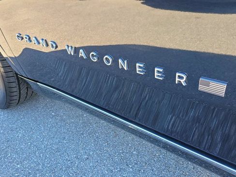 Used 2023 Jeep Grand Wagoneer 4WD w/ Flexible Seating Group image 9