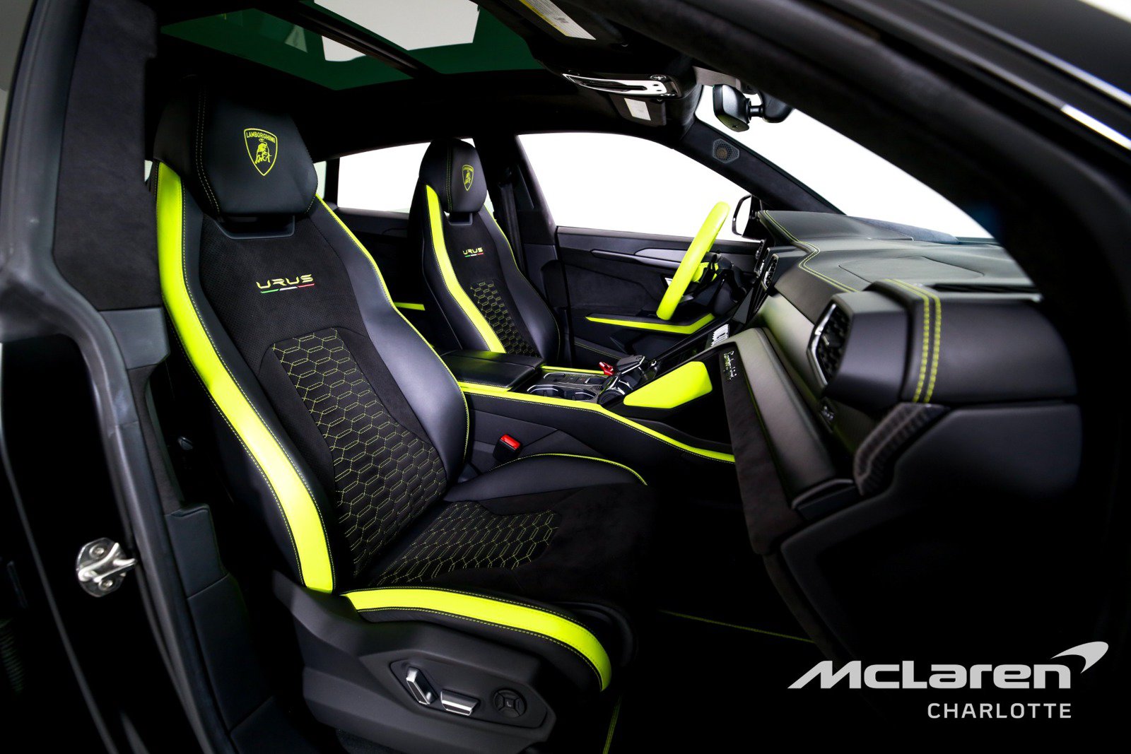 Used 2022 Lamborghini Urus AWD/4WD image 25