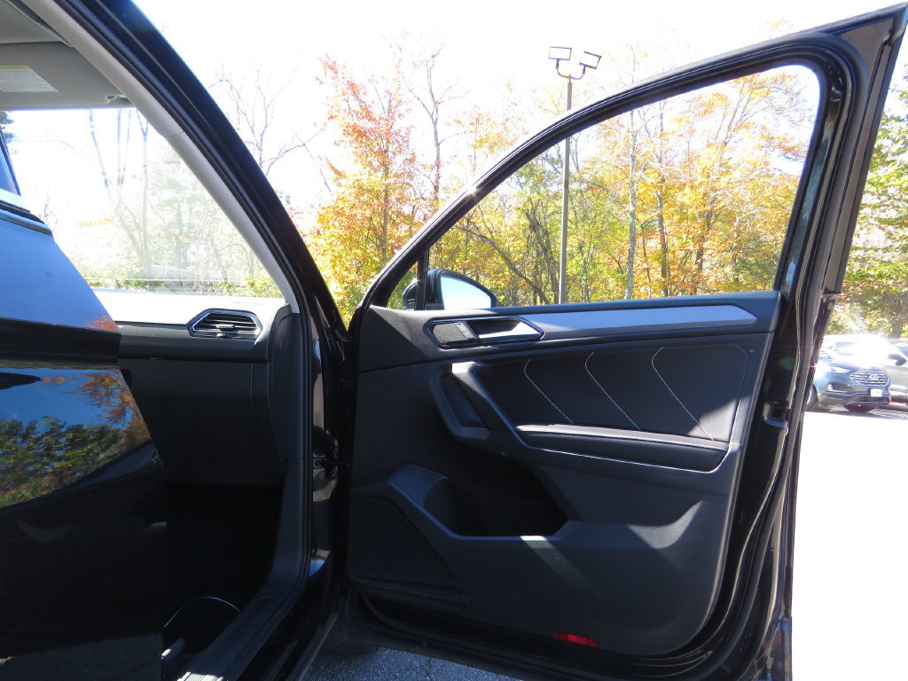 Used 2022 Volkswagen Tiguan SE w/ Panoramic Sunroof Package AWD/4WD image 12