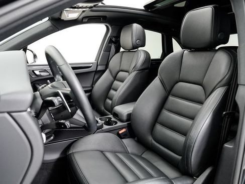 Certified 2026 Porsche Macan AWD/4WD image 5