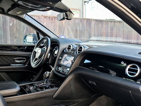 Used 2018 Bentley Bentayga image 65