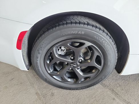 Used 2024 Chrysler Pacifica Limited FWD image 11