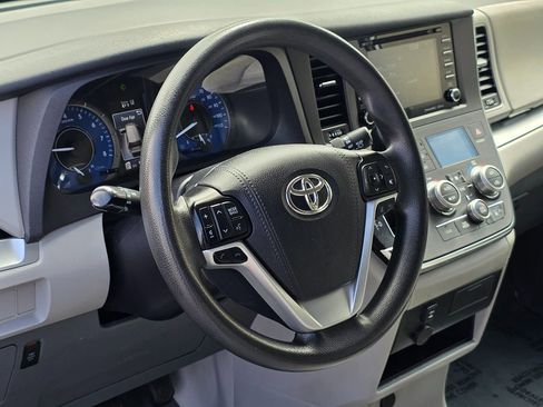 Used 2019 Toyota Sienna LE image 18