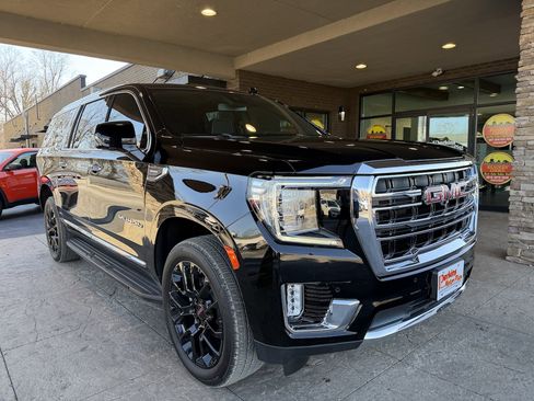 Used 2023 GMC Yukon XL SLT w/ SLT Luxury Package image 4