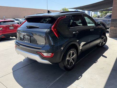 Used 2025 Kia Niro EX FWD image 4