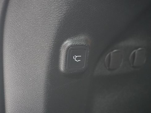 Used 2019 Jeep Cherokee Limited FWD image 26
