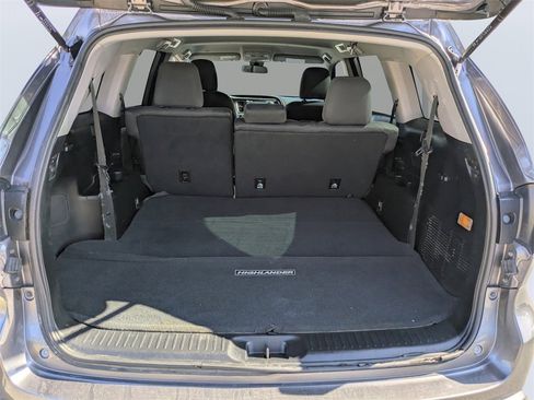 Used 2018 Toyota Highlander LE image 12