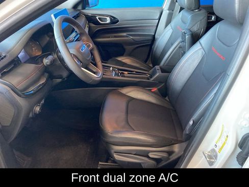 Used 2025 Jeep Compass Trailhawk AWD/4WD image 8
