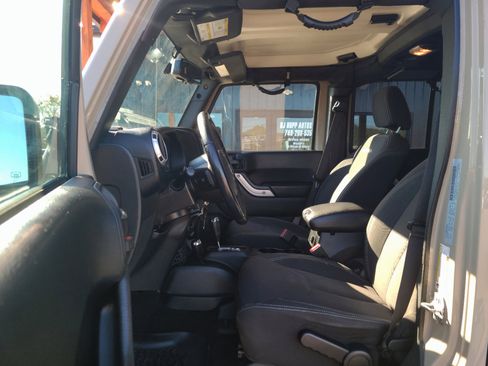 Used 2018 Jeep Wrangler Unlimited Sahara w/ Dual Top Group image 15